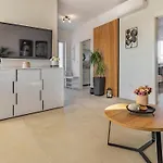 Veluana 3 With A Balcony 아파트 *