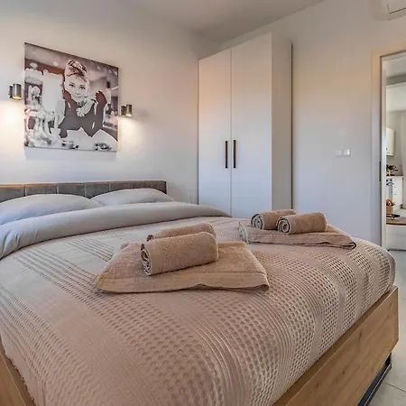 Veluana 3 With A Balcony Пула