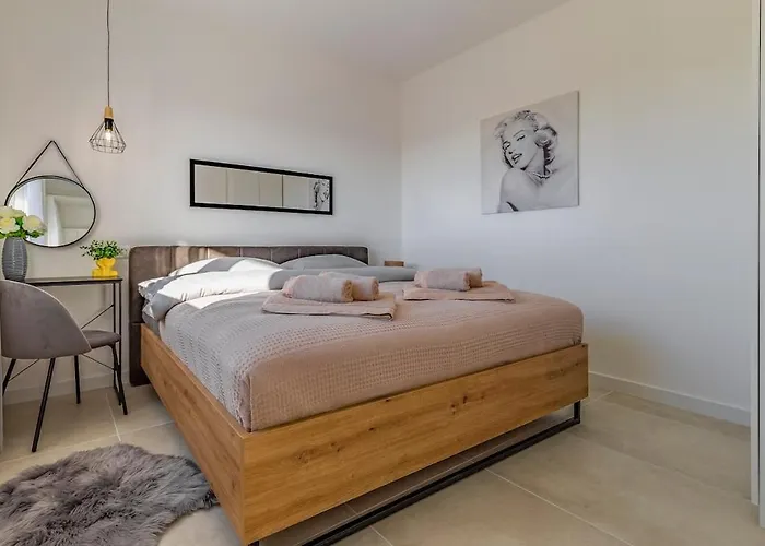 Appartement Veluana 3 With A Balcony Pula