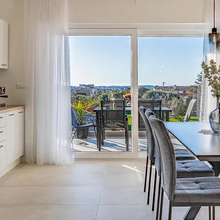 Veluana 3 With A Balcony Lägenhet Pula