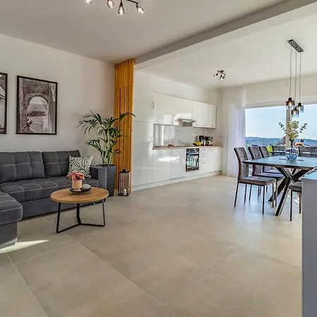 Veluana 3 With A Balcony Lägenhet Pula