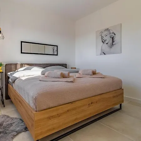 شقة Veluana 3 With A Balcony بولا