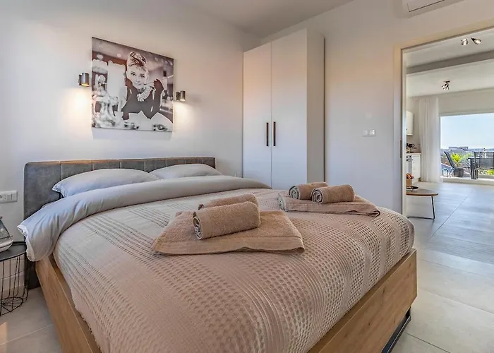 Veluana 3 With A Balcony פולה